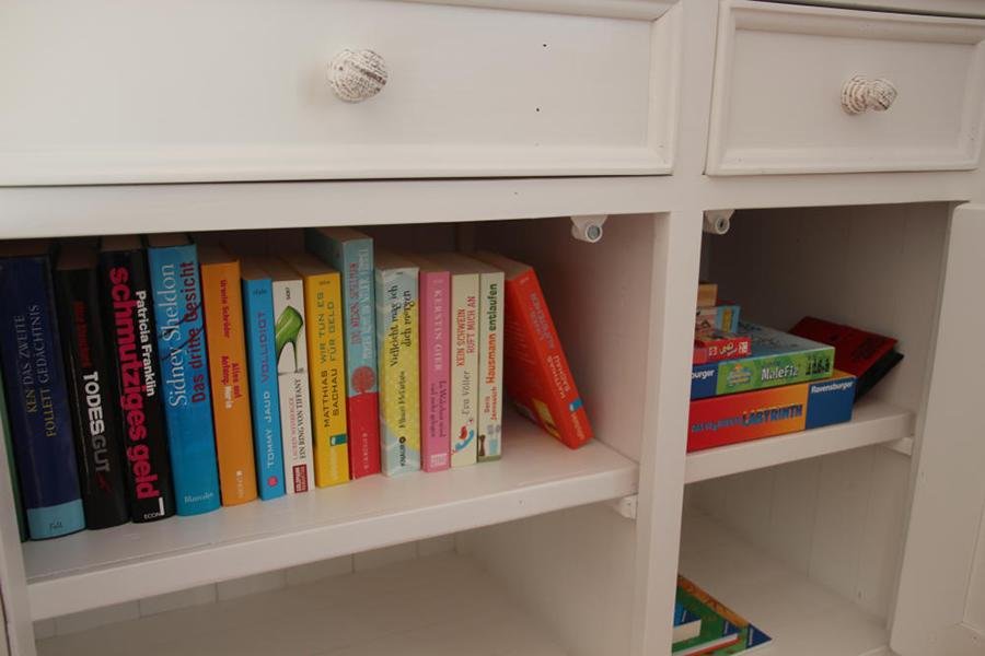 Shelf with books in the living room of the Allgäu holiday apartment